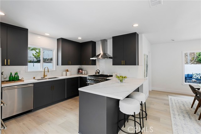Detail Gallery Image 17 of 51 For 3900 Benedict Canyon Dr, Sherman Oaks,  CA 91423 - 3 Beds | 4 Baths
