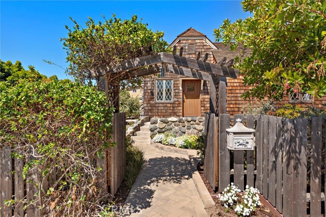 Detail Gallery Image 2 of 30 For 274 Wave St, Laguna Beach,  CA 92651 - 3 Beds | 2 Baths