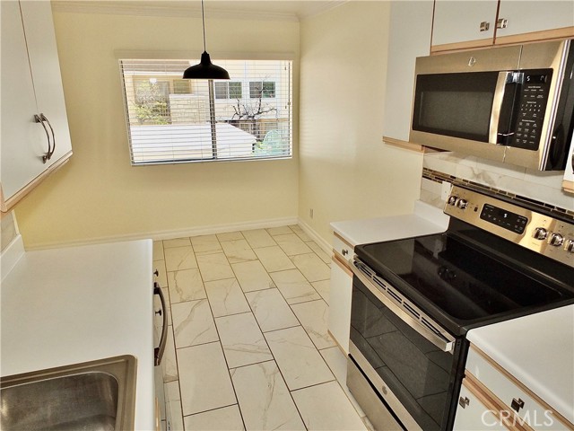 121 Sinclair Avenue, Glendale CA: https://media.crmls.org/medias/7b121c96-b81f-4ec8-8c03-8245d49da0b8.jpg