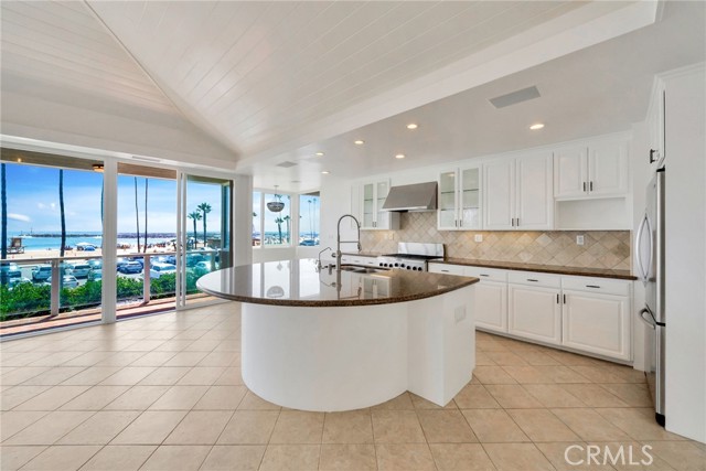 3116 Breakers Drive, Corona del Mar CA: https://media.crmls.org/medias/7b1467cb-d88a-4330-acad-05edbd7b26d8.jpg