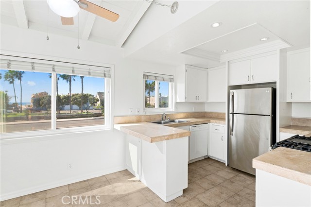 Detail Gallery Image 19 of 32 For 203 Cedar St a & B,  Newport Beach,  CA 92663 - 4 Beds | 3 Baths