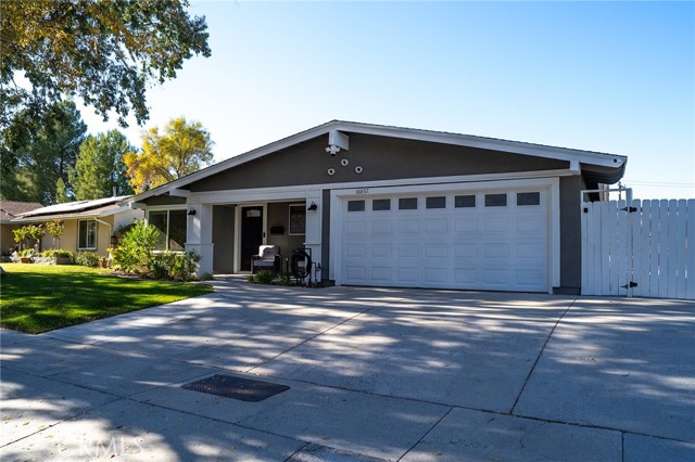 Detail Gallery Image 3 of 26 For 18857 Darter Dr, Canyon Country,  CA 91351 - 3 Beds | 2 Baths