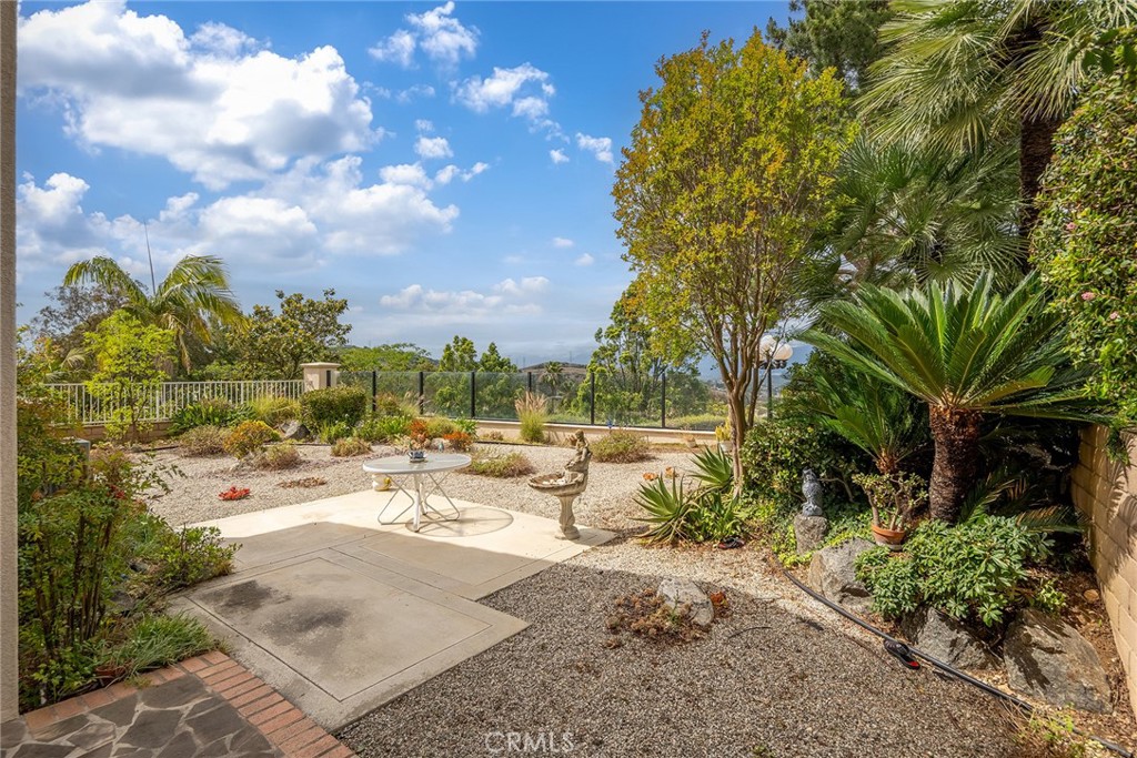 https://media.crmls.org/medias/7b163750-c5ff-45be-90a0-4c2c3734b982.jpg?preset=X-Large