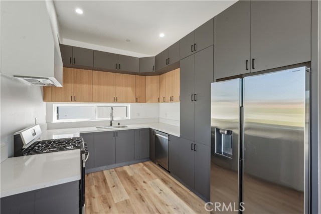 Detail Gallery Image 3 of 26 For 121 S Coronado St, Los Angeles,  CA 90057 - 3 Beds | 2 Baths