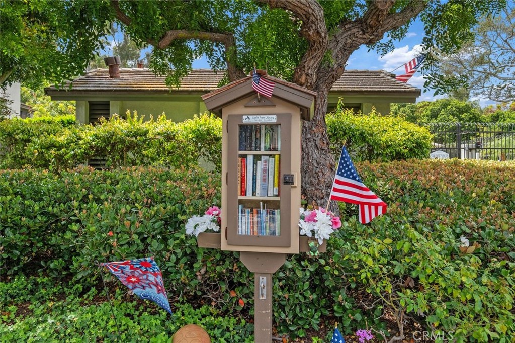 https://media.crmls.org/medias/7b1b24c9-d56d-484f-812c-bd44704442e6.jpg?preset=X-Large