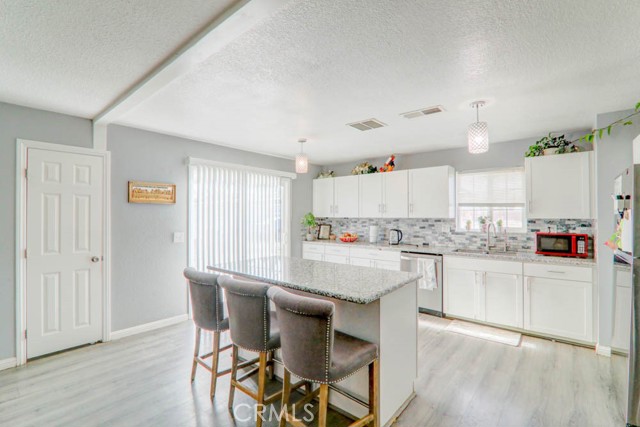 Detail Gallery Image 10 of 28 For 17152 Schollview Ave, Palmdale,  CA 93591 - 4 Beds | 2 Baths