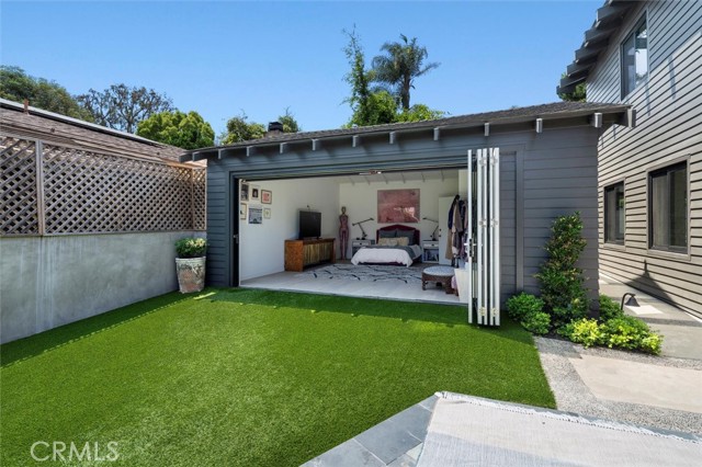 1012 10th Street, Manhattan Beach CA: https://media.crmls.org/medias/7b206c44-f6a1-45ff-914c-4b96ba357db1.jpg