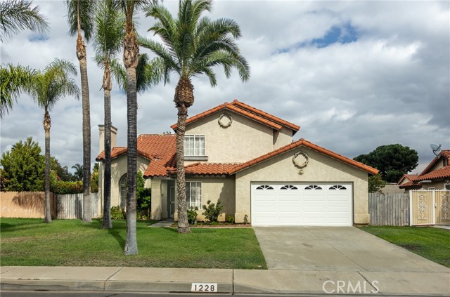 Detail Gallery Image 2 of 27 For 1228 W Woodcrest Street, Bloomington,  CA 92316 - 5 Beds | 2/1 Baths