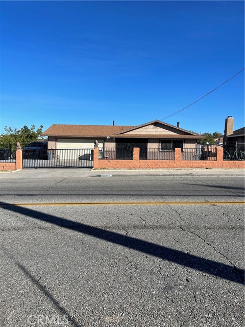 Detail Gallery Image 4 of 20 For 14327 Rodeo Dr, Victorville,  CA 92395 - 5 Beds | 3 Baths