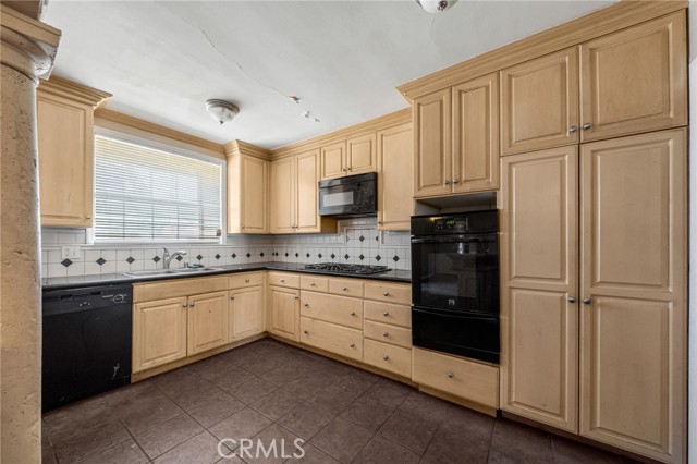 Detail Gallery Image 10 of 31 For 16857 Chatsworth St, Granada Hills,  CA 91344 - 3 Beds | 2 Baths