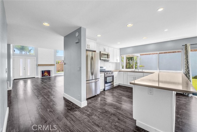 Detail Gallery Image 15 of 34 For 20291 Bancroft Cir, Huntington Beach,  CA 92646 - 4 Beds | 2/1 Baths