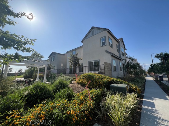 4292 S Heather Privado, Ontario CA: https://media.crmls.org/medias/7b2a072f-5012-4f87-bfa7-1215685ba363.jpg