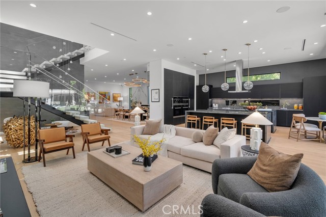 Detail Gallery Image 16 of 59 For 15231 Greenleaf St, Sherman Oaks,  CA 91403 - 6 Beds | 7/1 Baths