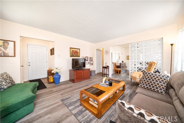 5870 Lemon Avenue, Long Beach CA: https://media.crmls.org/medias/7b2aeba8-5692-4c76-84b5-ecf0075b78e3.jpg