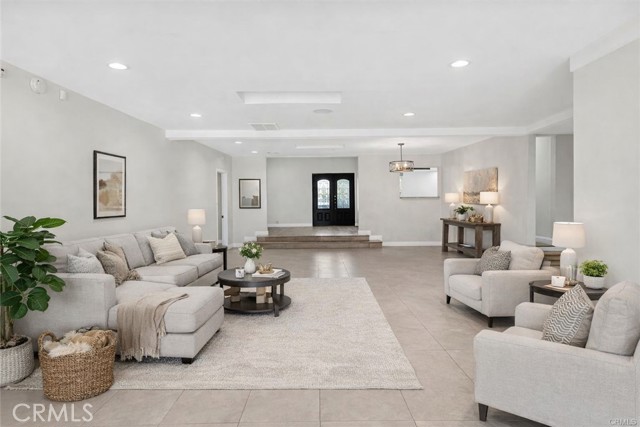 Detail Gallery Image 2 of 53 For 5719 Beckford, Tarzana,  CA 91356 - 5 Beds | 5 Baths