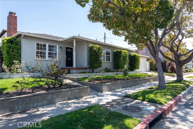 Detail Gallery Image 1 of 1 For 1600 21st St, Manhattan Beach,  CA 90266 - 3 Beds | 2 Baths
