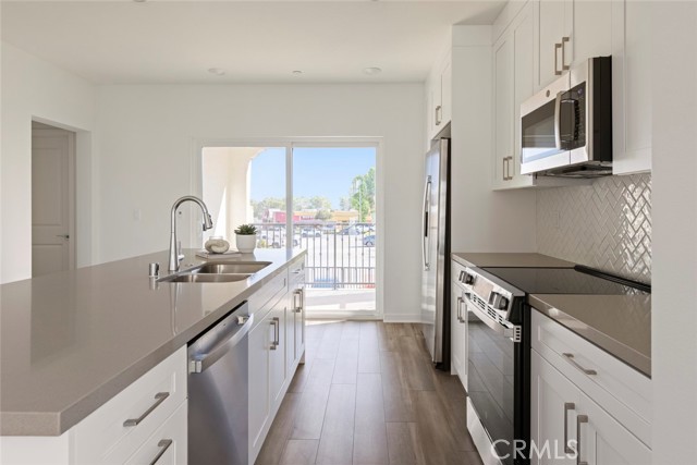 Detail Gallery Image 8 of 26 For 9831 La Serna Dr #1,  Whittier,  CA 90605 - 3 Beds | 3 Baths