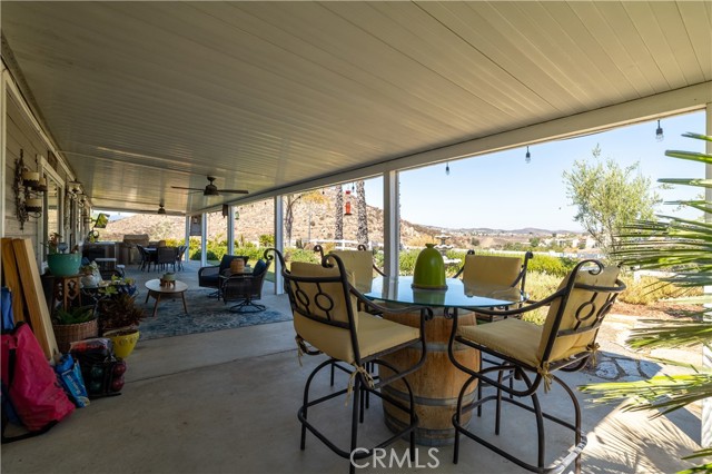 22831 Skylink Drive, Canyon Lake CA: https://media.crmls.org/medias/7b3035e3-7496-4aec-8cd1-6005d2e96850.jpg