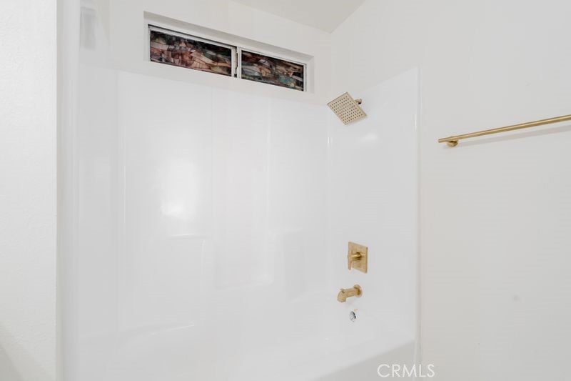 https://media.crmls.org/medias/7b31c32c-80da-4c17-8fd6-afae8b02b01c.jpg?preset=X-Large
