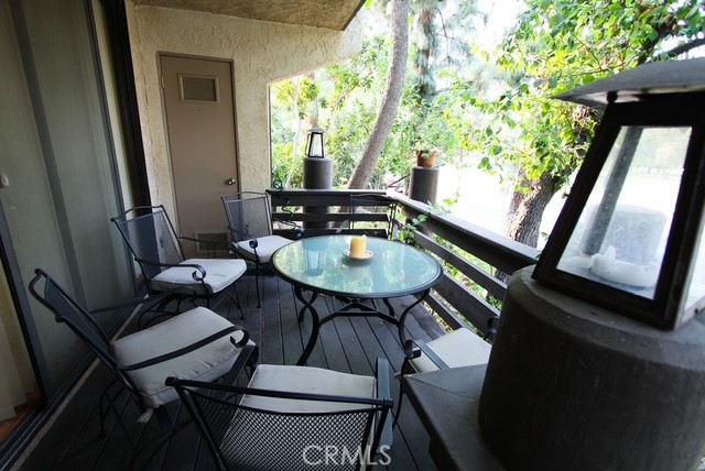 Detail Gallery Image 19 of 21 For 21820 Marylee St #225,  Woodland Hills,  CA 91367 - 3 Beds | 2/1 Baths