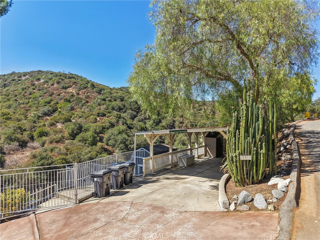 https://media.crmls.org/medias/7b35d7f9-1c66-4d17-9116-f2dc2deb5f6c.jpg?preset=X-Large
