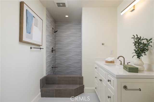 303 E Avenida Cordoba, San Clemente CA: https://media.crmls.org/medias/7b38d559-05e4-4656-905b-d2d2ee18159e.jpg