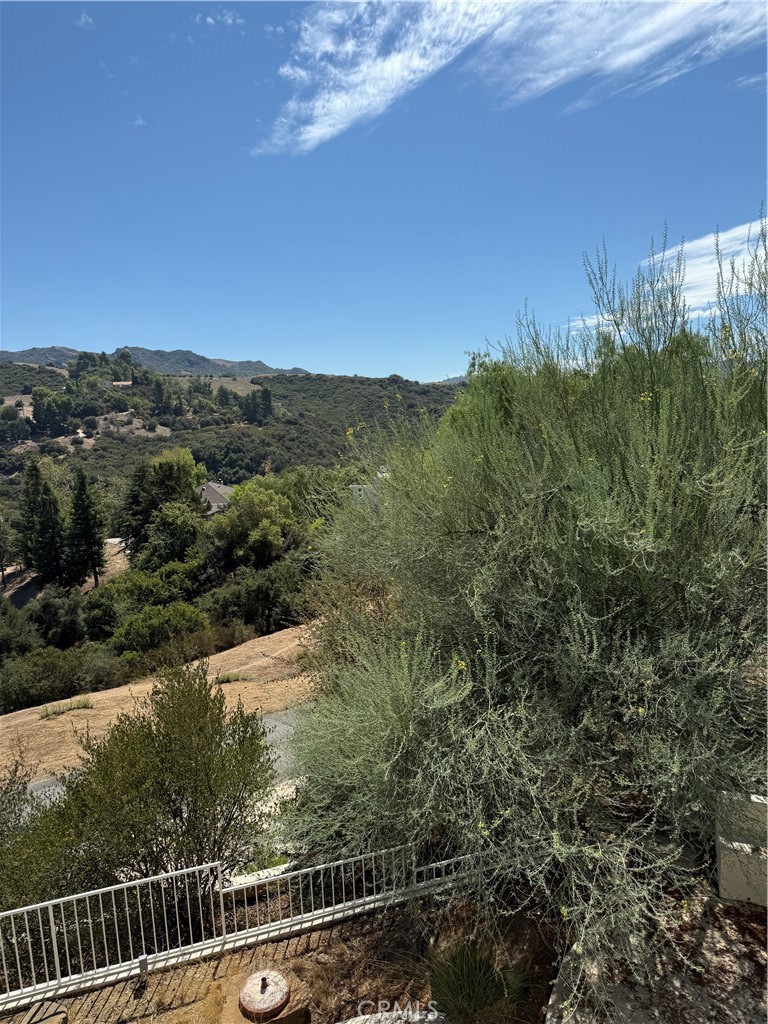 https://media.crmls.org/medias/7b3e9542-f93e-4477-b7b6-170ce1e1917d.jpg?preset=X-Large