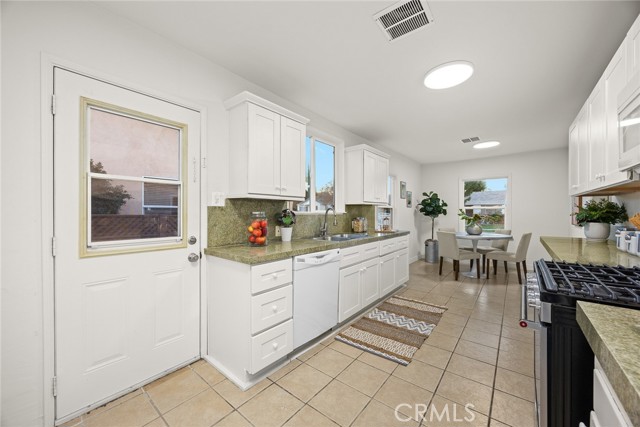 Detail Gallery Image 15 of 49 For 5052 Newcastle, Encino,  CA 91316 - 3 Beds | 2 Baths