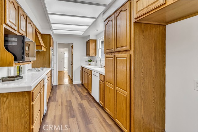 Detail Gallery Image 14 of 27 For 8308 Zelzah, Northridge,  CA 91325 - 3 Beds | 2 Baths