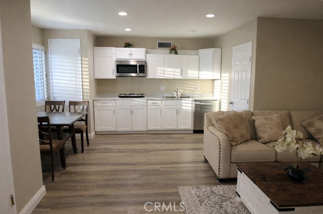 Detail Gallery Image 2 of 10 For 19303 Citronia St Adu,  Northridge,  CA 91324 - 1 Beds | 1 Baths