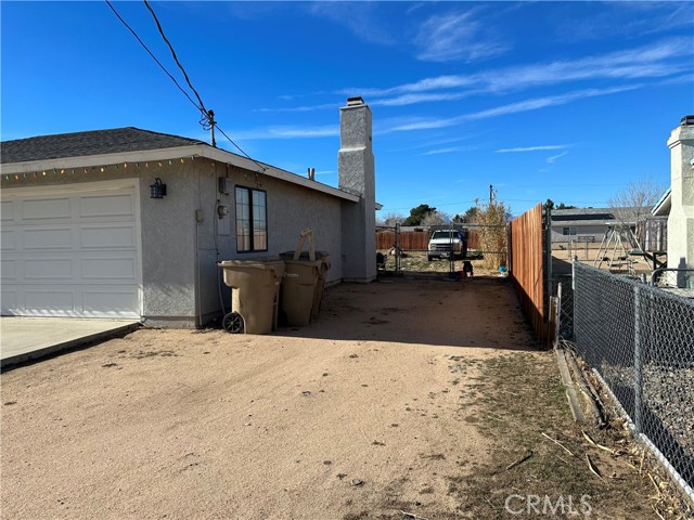 Detail Gallery Image 6 of 9 For 8008 Windsor Ave, Hesperia,  CA 92345 - 3 Beds | 2 Baths