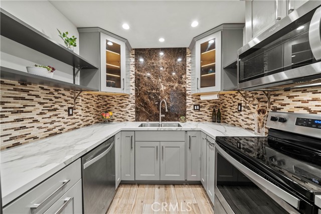 Detail Gallery Image 7 of 27 For 5215 Balboa Bld #203,  Encino,  CA 91316 - 2 Beds | 2 Baths