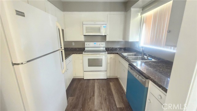 Detail Gallery Image 7 of 36 For 22945 Nadine Cir #B,  Torrance,  CA 90505 - 2 Beds | 2 Baths