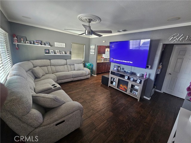 Detail Gallery Image 2 of 26 For 8693 San Carlos Ave, South Gate,  CA 90280 - 4 Beds | 2 Baths