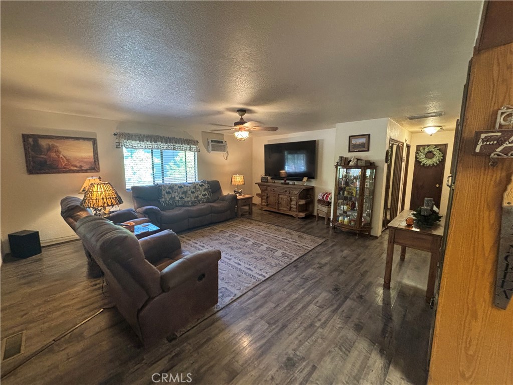 https://media.crmls.org/medias/7b51f22d-bb26-473b-9e94-58bbb2d60c63.jpg?preset=X-Large
