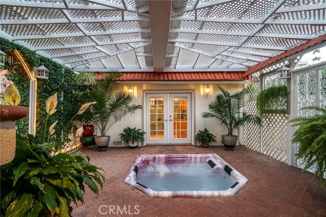 Detail Gallery Image 16 of 59 For 19120 Hartland St, Reseda,  CA 91335 - 5 Beds | 3 Baths