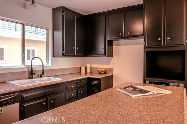 Detail Gallery Image 8 of 24 For 14144 Burbank Bld #2,  Sherman Oaks,  CA 91401 - 2 Beds | 2/1 Baths