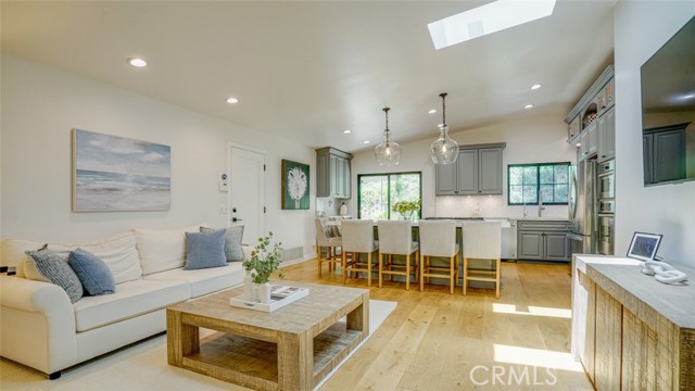 22914 Gershwin Drive, Woodland Hills CA: https://media.crmls.org/medias/7b57d741-a656-4a6a-9eb0-8f620fefc71e.jpg