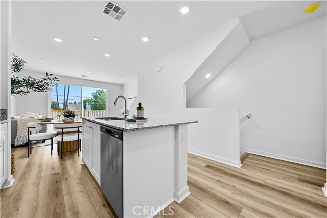 Detail Gallery Image 2 of 28 For 9423 N Sepulveda Blvd. #2,  North Hills,  CA 91343 - 3 Beds | 3 Baths