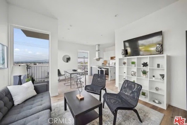 Detail Gallery Image 3 of 17 For 4537 W 16th #1/2,  Los Angeles,  CA 90019 - 3 Beds | 2 Baths