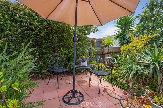 555 Through Street, Laguna Beach CA: https://media.crmls.org/medias/7b6012d4-58ab-45ef-8509-47e810a8b329.jpg
