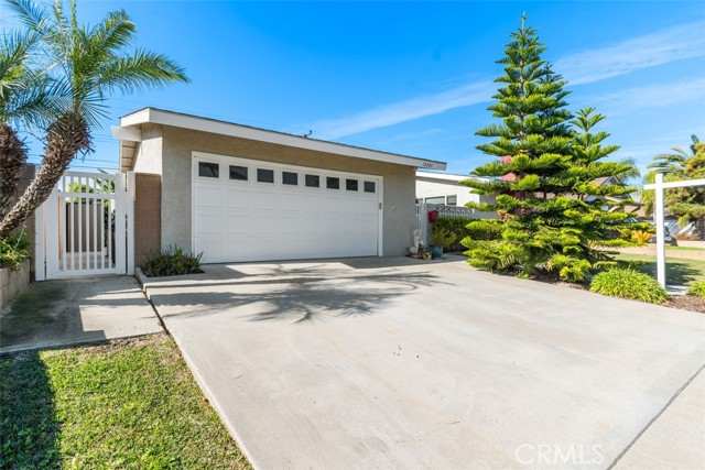 Detail Gallery Image 3 of 32 For 15201 Nottingham, Huntington Beach,  CA 92647 - 3 Beds | 2 Baths