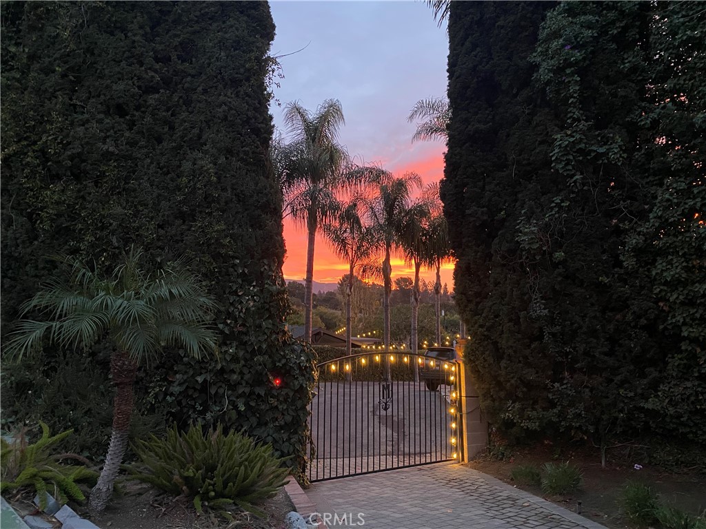 https://media.crmls.org/medias/7b6911f5-04dc-4b09-ab6f-30a89b936150.jpg?preset=X-Large