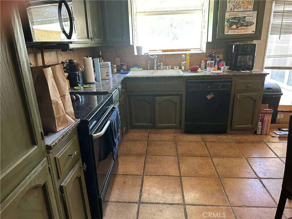 https://media.crmls.org/medias/7b7082fe-5f6a-4fc8-856e-ddacade93b36.jpg?preset=X-Large
