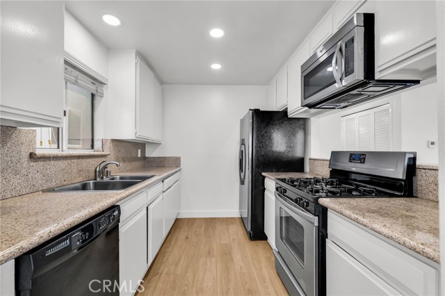 Detail Gallery Image 5 of 23 For 710 5th St, Hermosa Beach,  CA 90254 - 2 Beds | 2 Baths