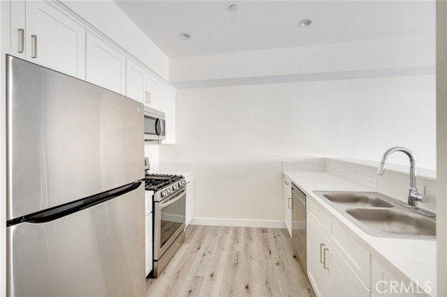 Detail Gallery Image 7 of 15 For 14526 Hartland St #206,  Van Nuys,  CA 91405 - 2 Beds | 2 Baths