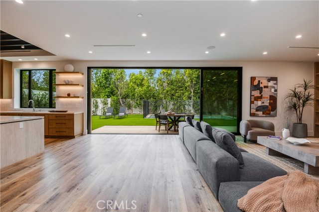 Detail Gallery Image 15 of 54 For 5929 Melvin Ave, Tarzana,  CA 91356 - 5 Beds | 6 Baths