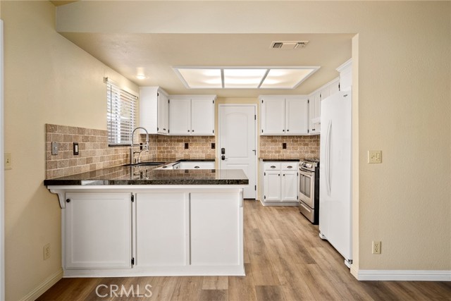 The breakfast bar offers a desirable space for casual dining or serving food.