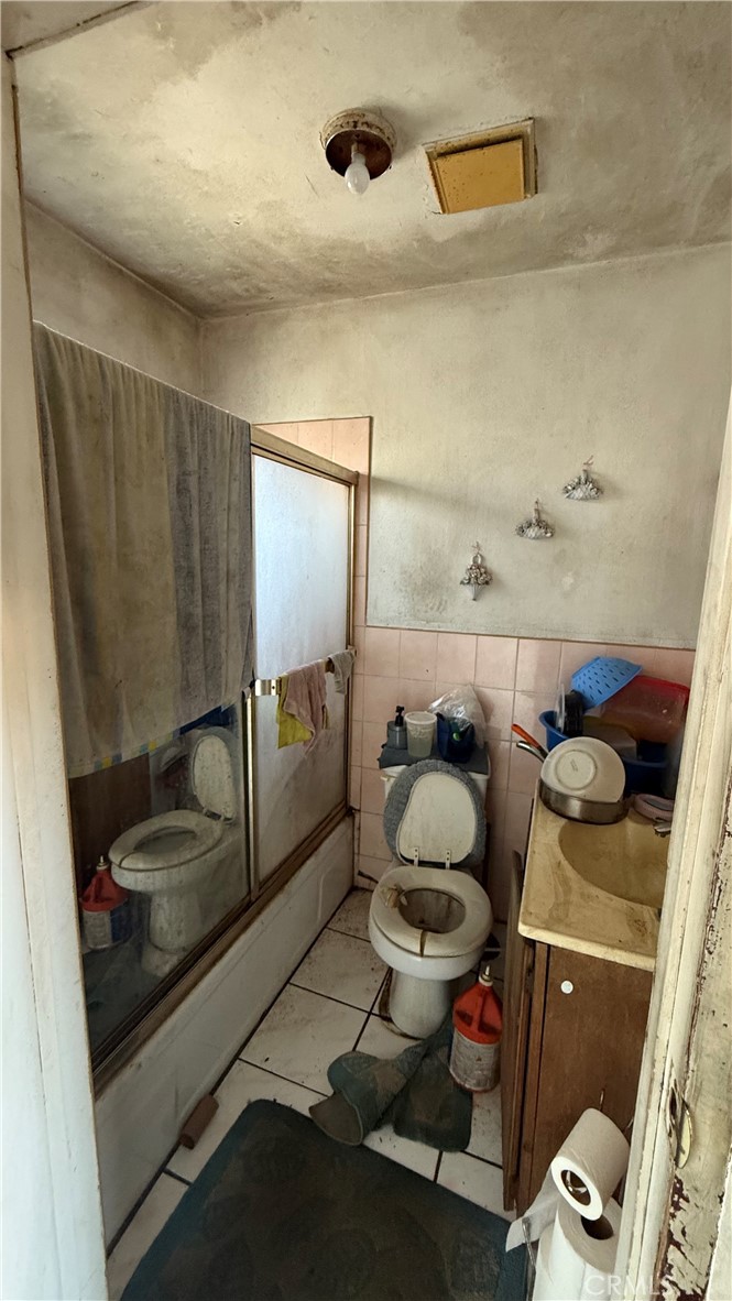 https://media.crmls.org/medias/7b8018f8-062f-46eb-973b-51576b69a528.jpg?preset=X-Large