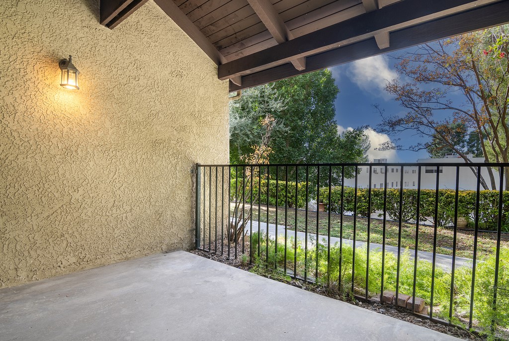 Detail Gallery Image 10 of 38 For 7951 via Latina, Burbank,  CA 91504 - 2 Beds | 2/1 Baths